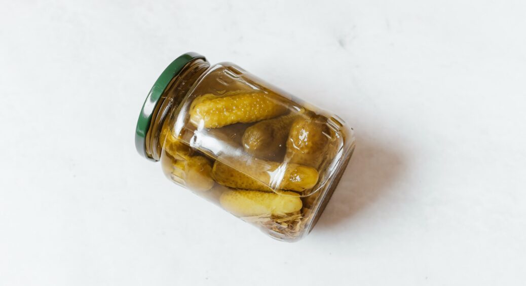 Які огірки точно не підходять для консервації на зиму: краще викинути та не марнувати час 