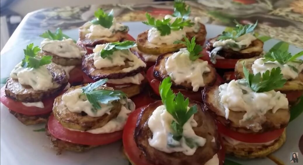 Ця закуска з помідорів та кабачків “розійдеться” за 10 хвилин: не встигнула кліпнути, а вже усе з’їли 