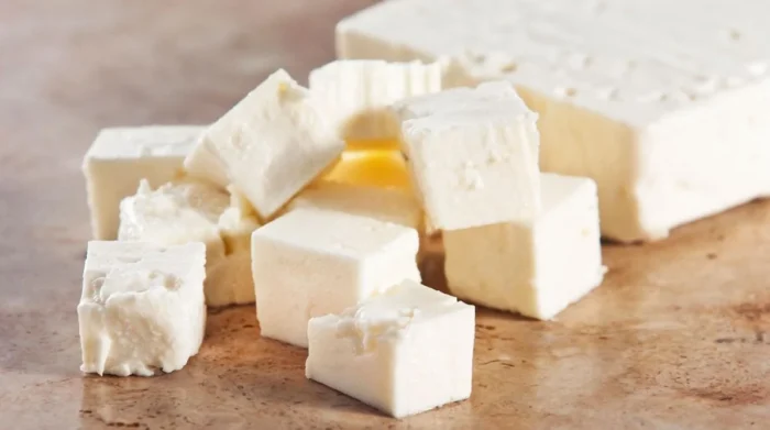 Яка різниця між сирами чеддером, моцареллою та рікотою