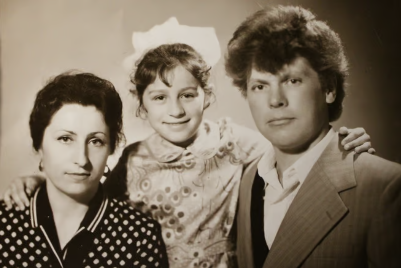 Надя Матвєєва зі своїми батьками в дитинстві