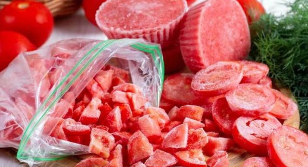 Як зберегти врожай помідорів без консервації та сушки: робимо соковиту заготівлю на всю зиму 