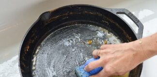 У мережі поділились дієвими лайфхаками, як правильно позбутись від застарілого жиру на сковороді