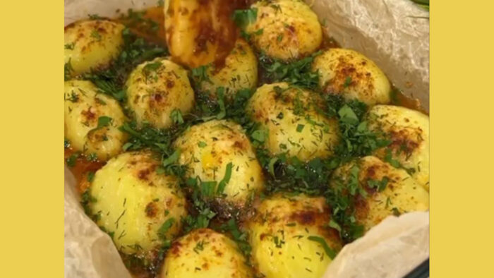 Простий рецепт домашньої кухні: запечена картопля в сирній паніровці
