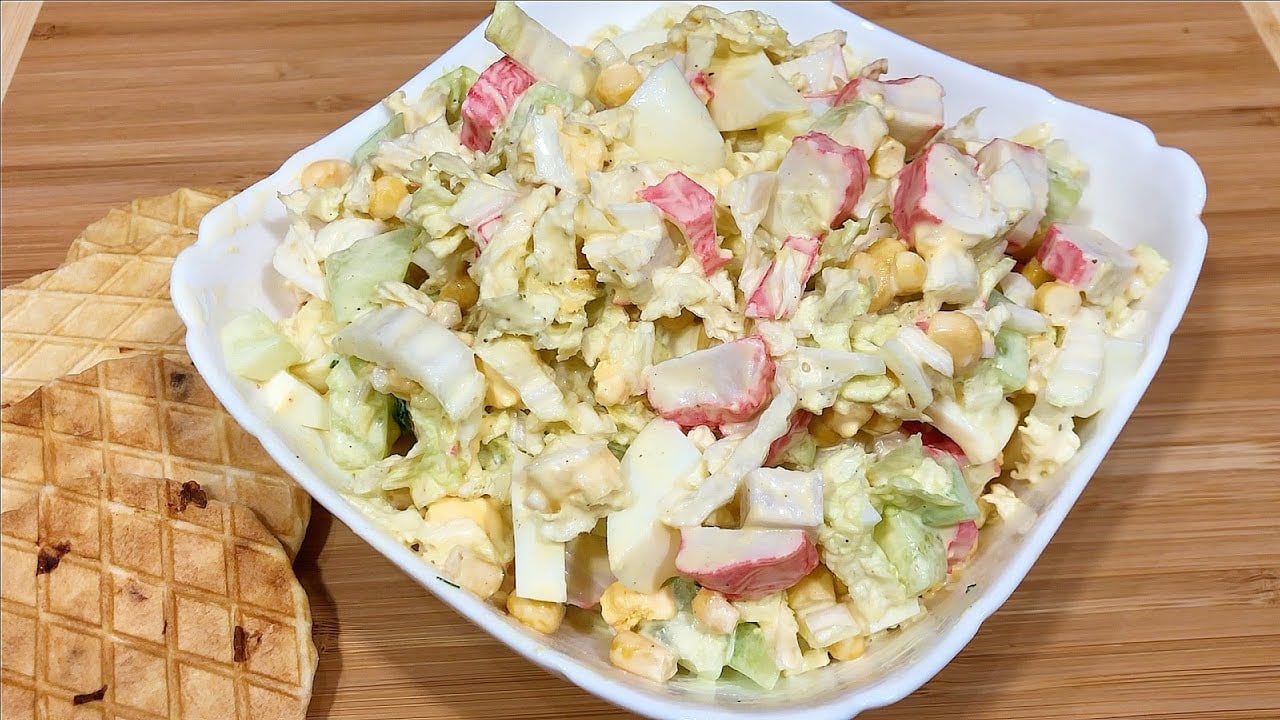 Як приготувати смачний салат із крабовими паличками та ананасами