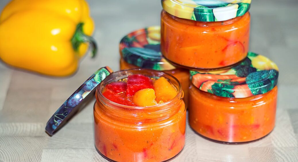 По цьому рецепту лечо ні одна банка не зірвала: сусідка питала, у чому секрет цієї закуски на зиму 