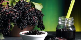Кухар розкрив секрет приготування солодких страв з бузини