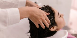 Як правильно мити голову і як часто це потрібно робити