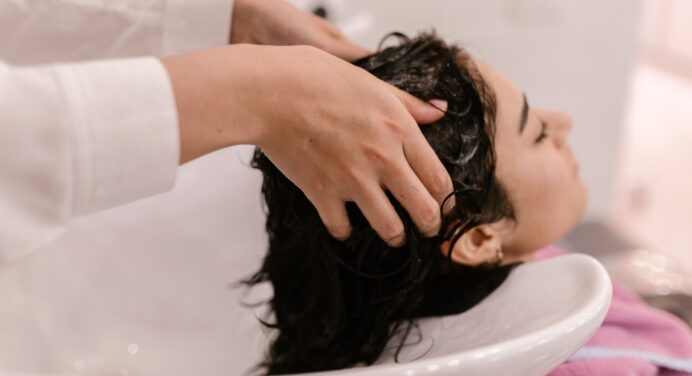 Як правильно мити голову і як часто це потрібно робити: типи шампунів та застосування скрабу для шкіри голови 