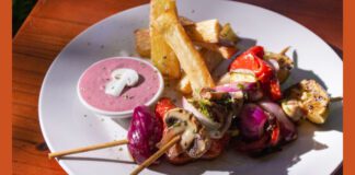 Подавайте курячий шашлик з будь-яким соусом