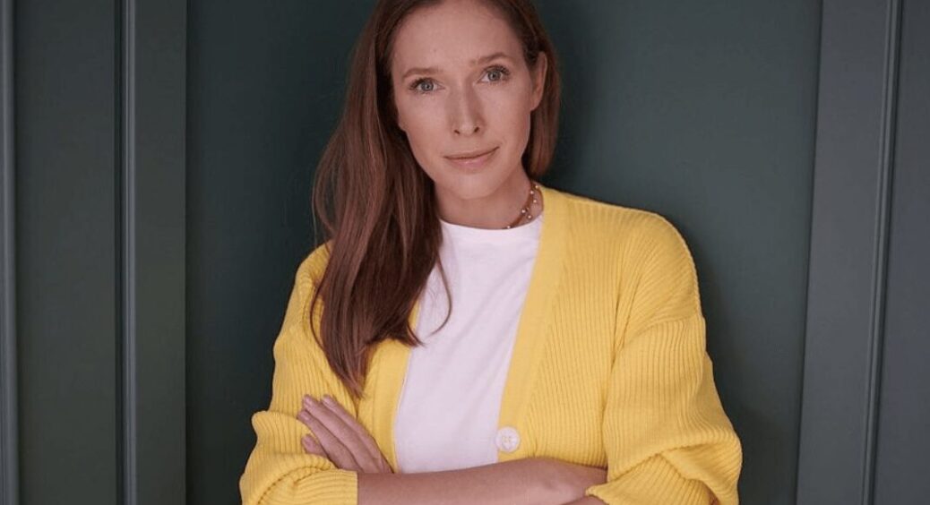 Знову вагітна? Катерина Осадча з’явилася на публіці в оверсайз светрі та заінтригувала мережу і Горбунова 
