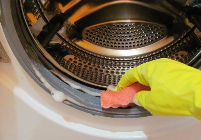 Експерти пояснили, як правильно чистити внутрішні деталі пральної машинки за допомогою лимонної кислоти