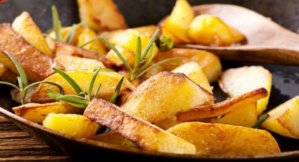 Як смажити картоплю так, щоб не прилипала до пательні та хрумтіла: три важливі поради для смаку 