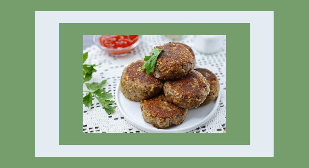 Прості рецепти домашньої кухні: картопляні котлети з волоськими горіхами та насінням льону 