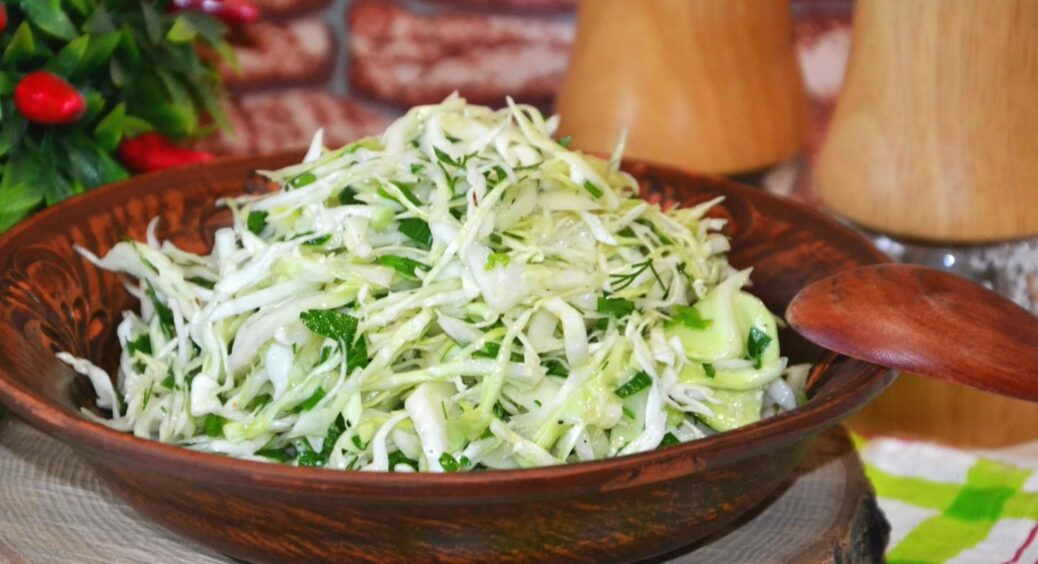 Свекруха зізналася, що додавала у салати з капусти для більш соковитого смаку: не очікувала такого 