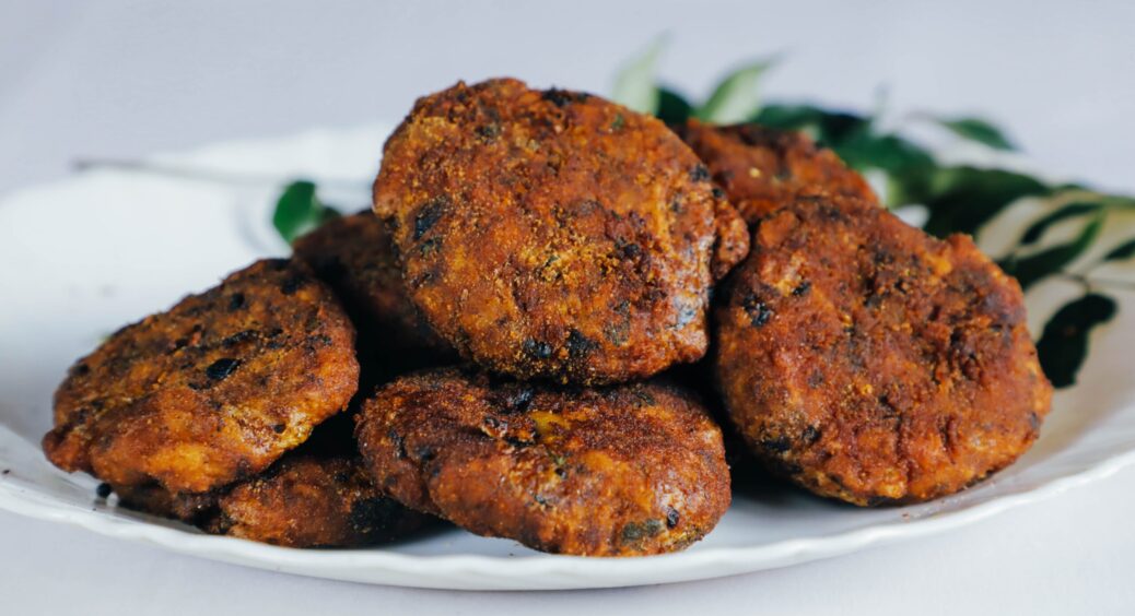 Найкращі рублені котлети з курячого мʼяса та цибулі: простий рецепт смачної вечері для всієї родини 