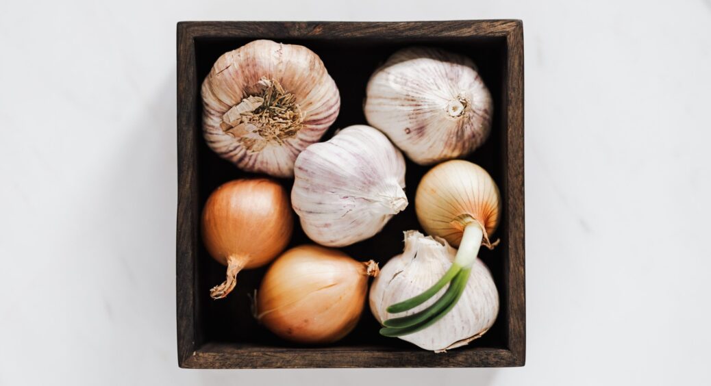 Цибуля та часник лежатимуть аж два роки, якщо ви це зробите: секрети довготривалого зберігання продуктів 