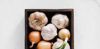 Як правильно зберігати часник та цибулю в погребі 