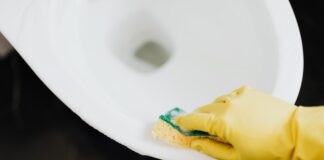 Експерти розповіли, як за допомогою солі відмити унітаз