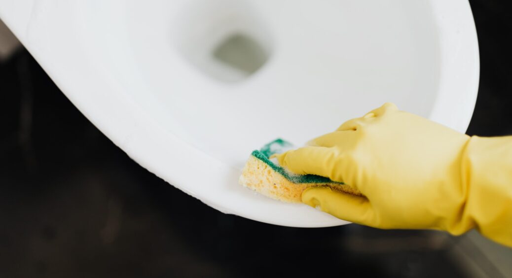 Просто засипала 1 ложку, пішла на роботу, прийшла – унітаз білий і сяє як на свято. Вау-спосіб від нальоту 