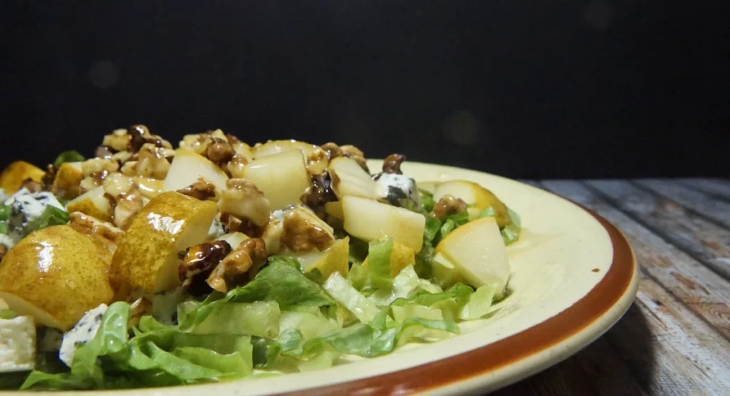 Приготувала цей салат із грушею та сиром і здивувала усіх гостей: не очікувала такої реакції 