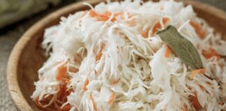 Господині назвали швидкий та смачний рецепт квашеної капусти 