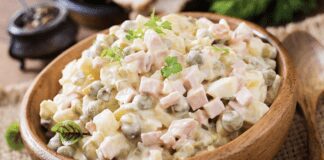 Як приготувати смачний салат із вареної ковбаси та яєць 