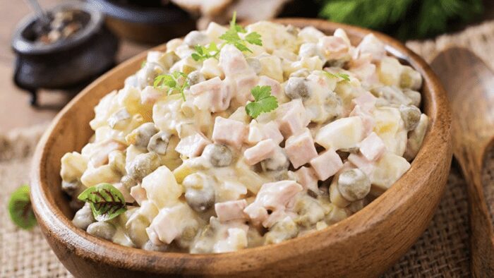 Як приготувати смачний салат із вареної ковбаси та яєць 