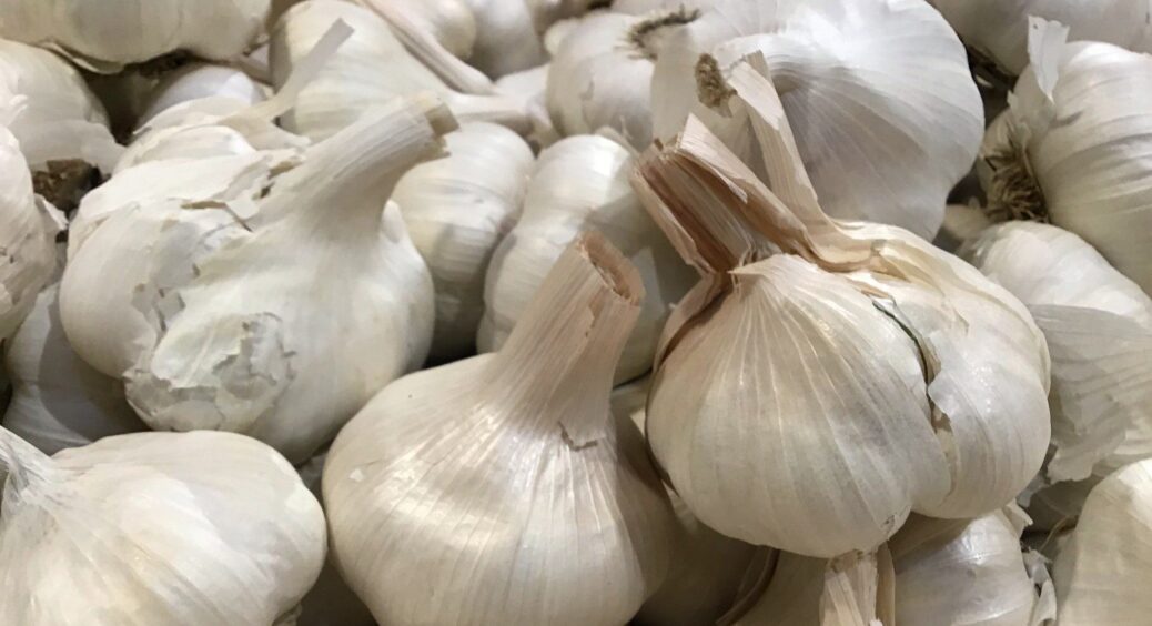 Капсула часу для часнику: не сохне, не в’яне і не гниє. Зберігається у квартирі до травня як свіжий 