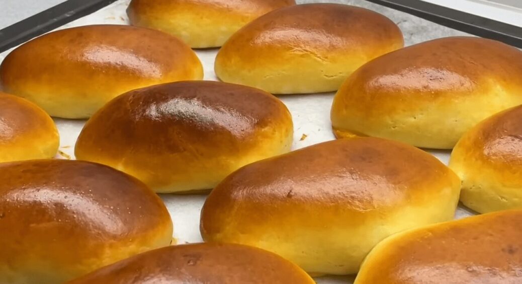 Пиріжки зі смородиною не течуть – додала 1 інгредієнт до ягід: начинка тримається, тісто м’яке 3 дні 