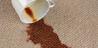 Експерти назвали домашній засіб для виведення кавових плям з меблів