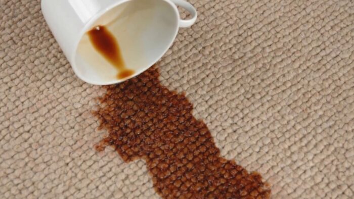 Експерти назвали домашній засіб для виведення кавових плям з меблів