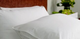 Як відчистити подушку від старих плям