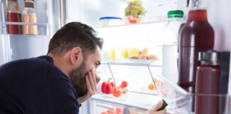 Як позбутися неприємного запаху в холодильнику