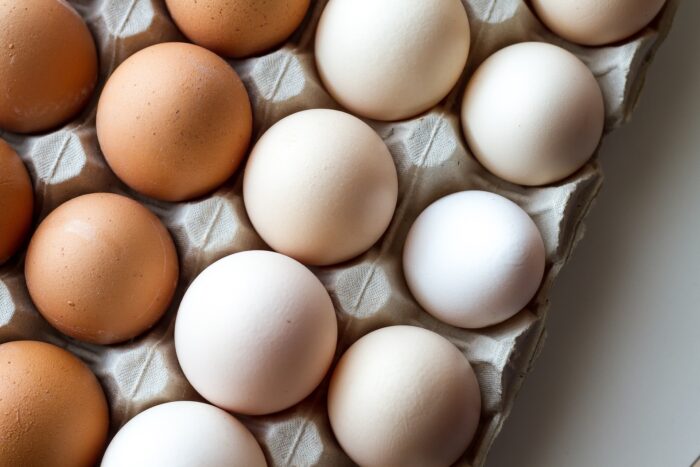 Яка відмінність між білими та коричневими яйцями: не всі це знають