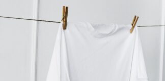 Як відіпрати плями з білого одягу