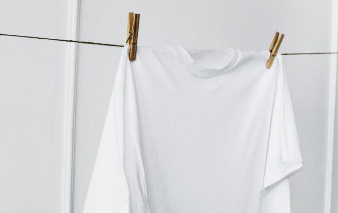 Як відіпрати плями з білого одягу