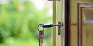 Ключ провертається у замковій щілині