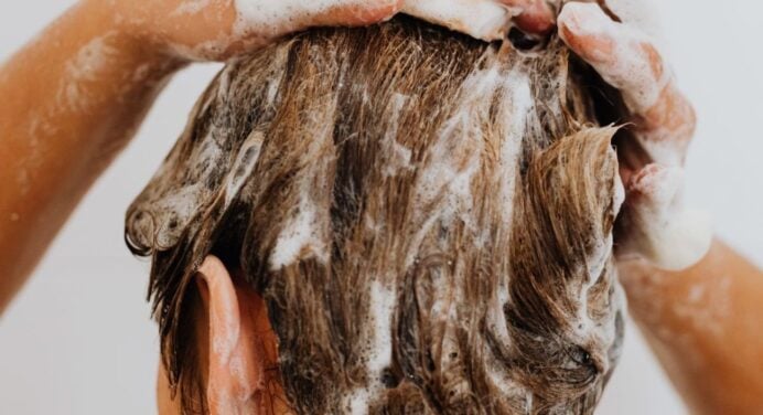 Багато хто робить одну й ту саму помилку під час миття голови: це і заважає волоссю виглядати розкішно 