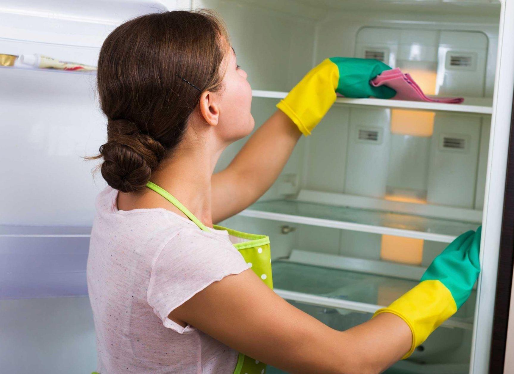 Як позбутися неприємного запаху в холодильнику