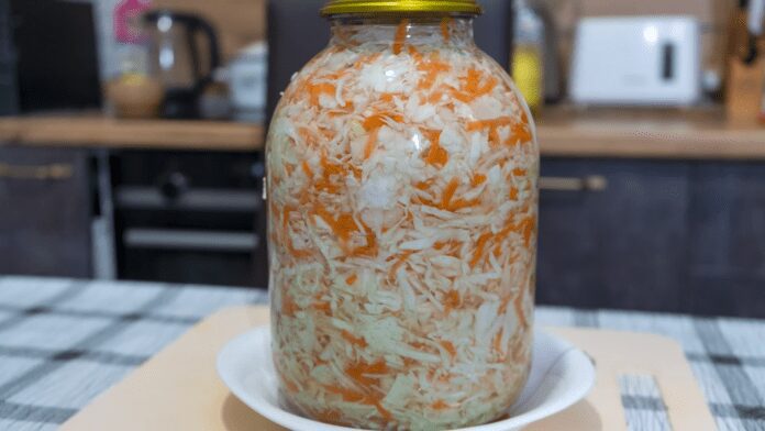 Швидкий спосіб приготування квашеної капусти в домашніх умовах Швидкий спосіб приготування квашеної капусти в домашніх умовах