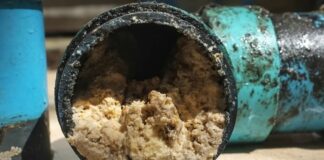 Сантехнік пояснив, чому не можна виливати олію у раковину