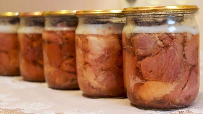 Експерти розповіли, як приготувати тушонку без автоклава