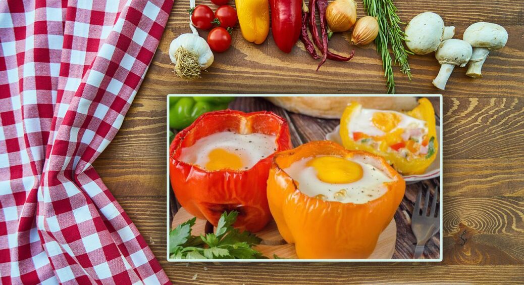 Новий смак осені на вашій кухні: яєчня-глазунья в перці, з сиром, шинкою і цибулею. Рецепт обідньої страви 