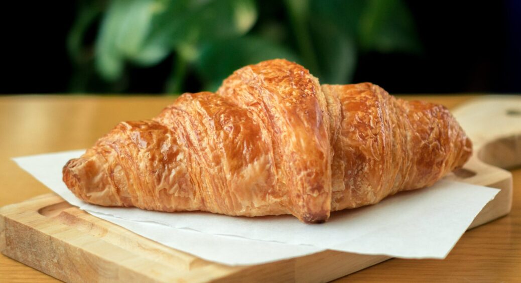 Такі круасани можна готувати щодня: секрет ідеальної французької випічки – потрібно 3 продукти і 10 хвилин 