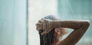 Експерти назвали найкращі домашні маски, які відновлюють волосся