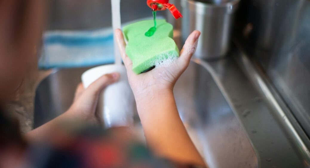 Баба Оля казала: “Не викидай залишки мила, змішай з оцтом і буде ідеальний засіб для кухні” – працює на ура 