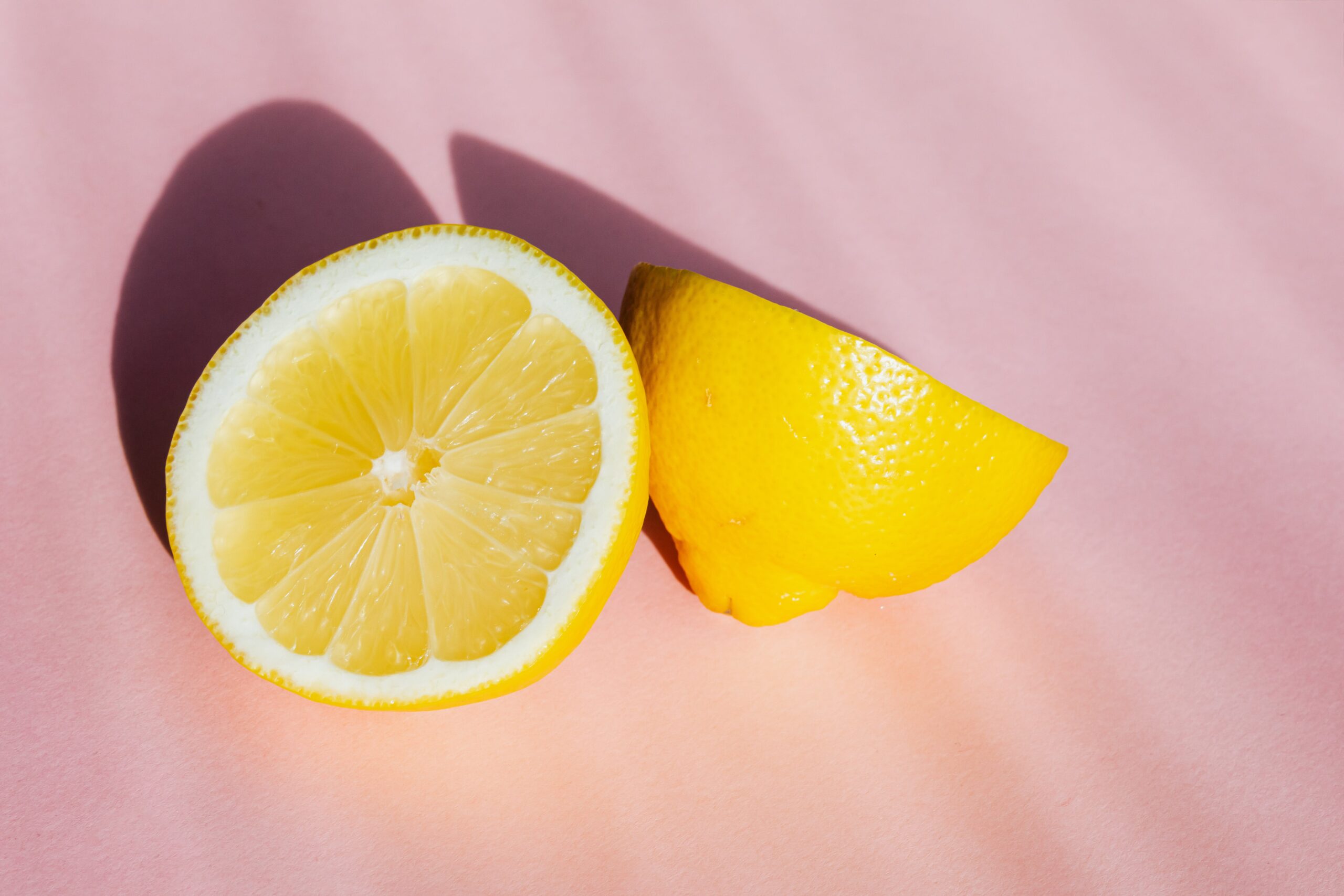 Лимонний сік прибере плями на підвіконні