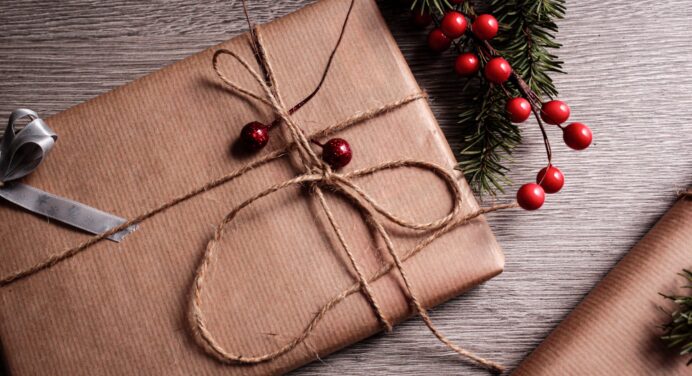 ТОП-5 подарунків, які краще не дарувати близьким людям, якщо хочете зберегти стосунки: забобони та прикмети 