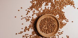 Цією крупою варто посипати грядки: навіщо та який результат