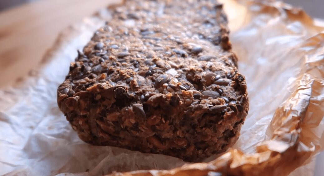 Без борошна, без дріжджів і навіть сода не потрібна: 15 хвилин та корисний і пухкий хліб у духовці готовий 